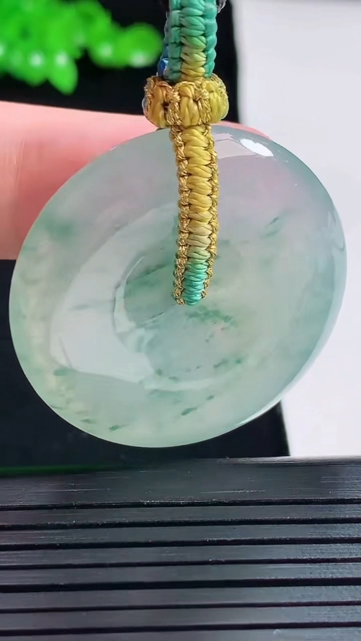 天然A货翡翠种飘花平安扣吊坠，尺寸35.6-5.8重量:16.60g
5月24日