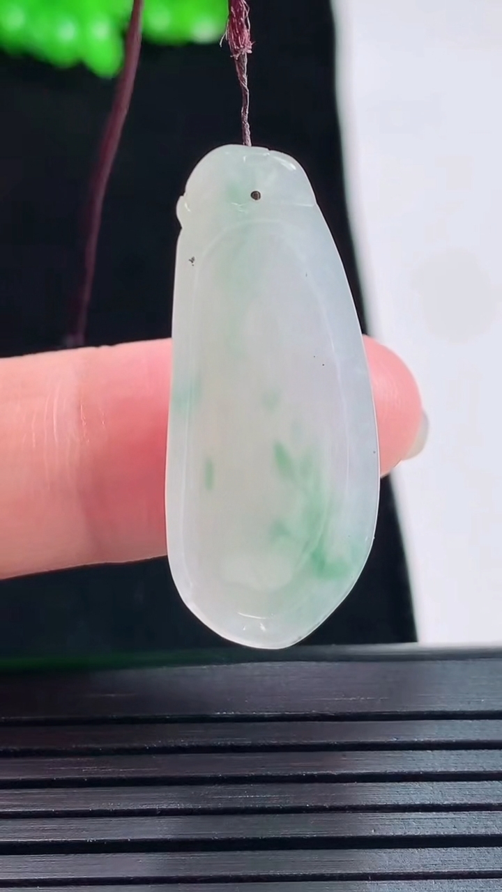 天然A货翡翠福瓜吊坠，尺寸33-14-5重量:4.60g
5月24日