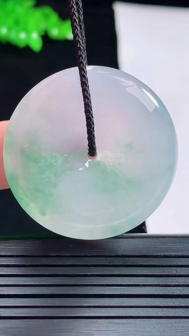 天然A货翡翠种飘花平安扣吊坠，尺寸36-6重量:17.18g
5月24日