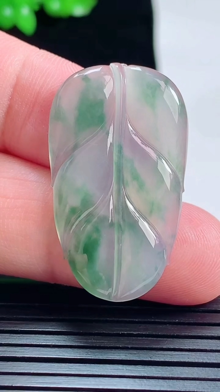 天然A货翡翠冰种飘花金枝玉叶 叶子吊坠，尺寸34.5-20-3重量:4.00g
5月24日