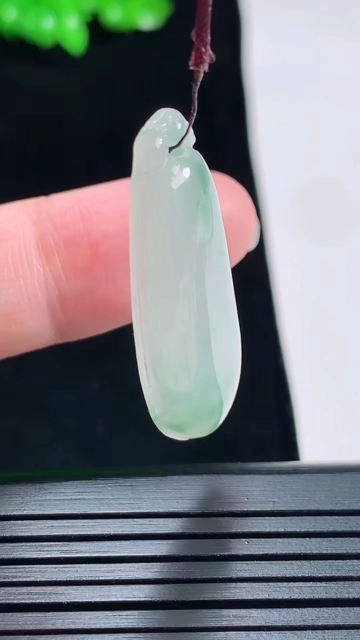 天然A货翡翠福瓜吊坠，尺寸33-14-5重量:4.60g
5月24日