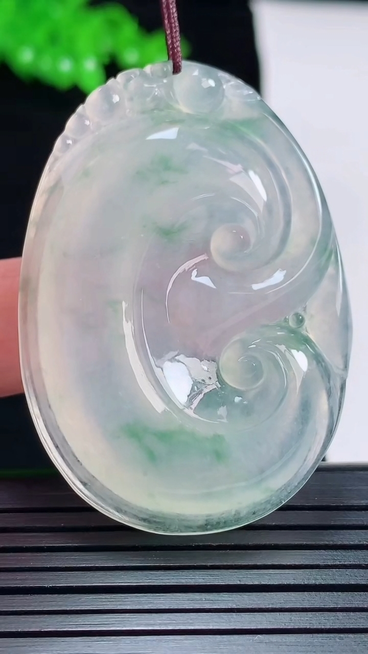天然A货翡翠种飘花如意吊坠，尺寸49-34.5-6重量:16.64g
5月24日