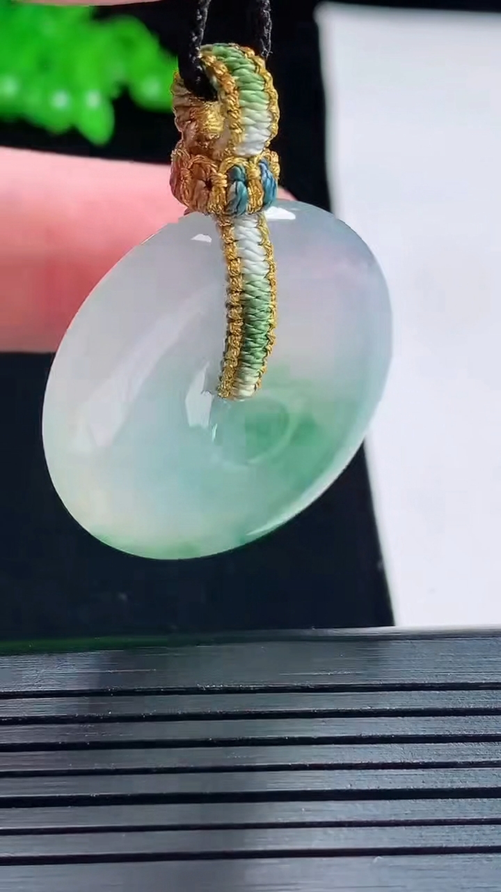 天然A货翡翠种飘花平安扣吊坠，尺寸31-5.2重量:11.05g
5月24日