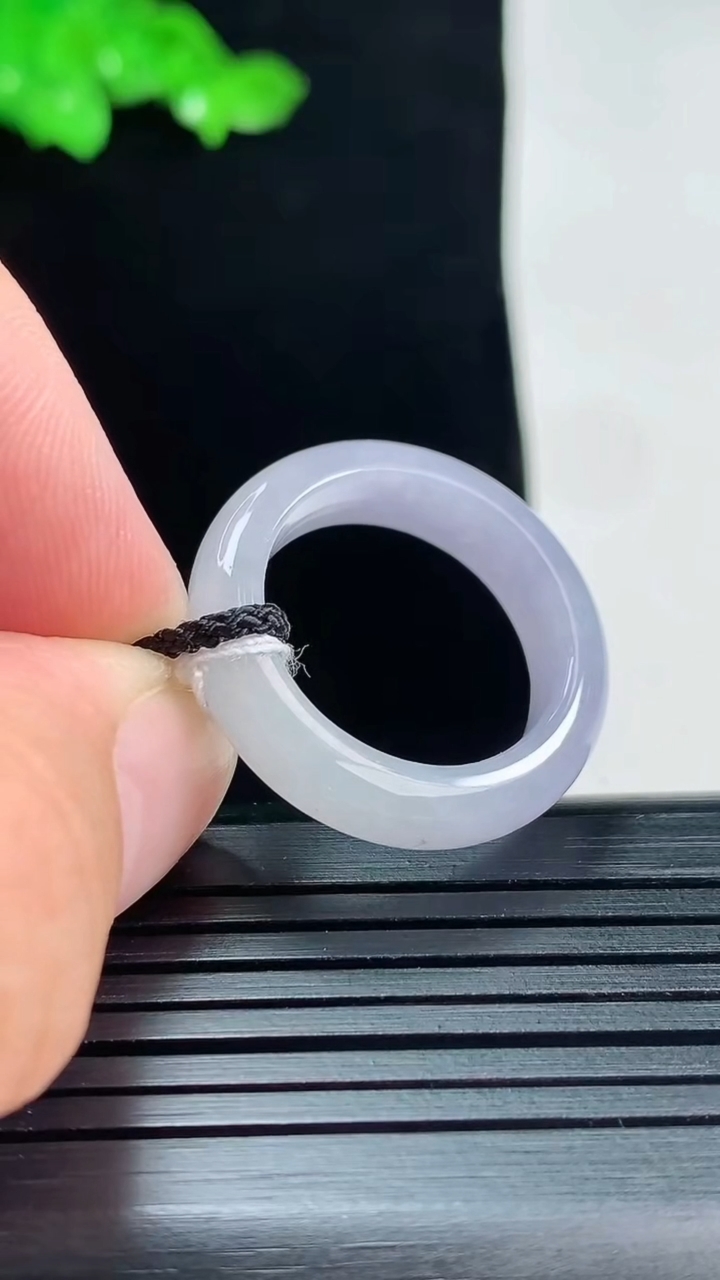 天然A货翡翠紫罗兰玉指环 戒指，尺寸18.3-5.2-3.8重量:4.10g2026年5月25日
工厂直销收藏佳品,种好水足，色泽均匀，有种有色，上手高大气！