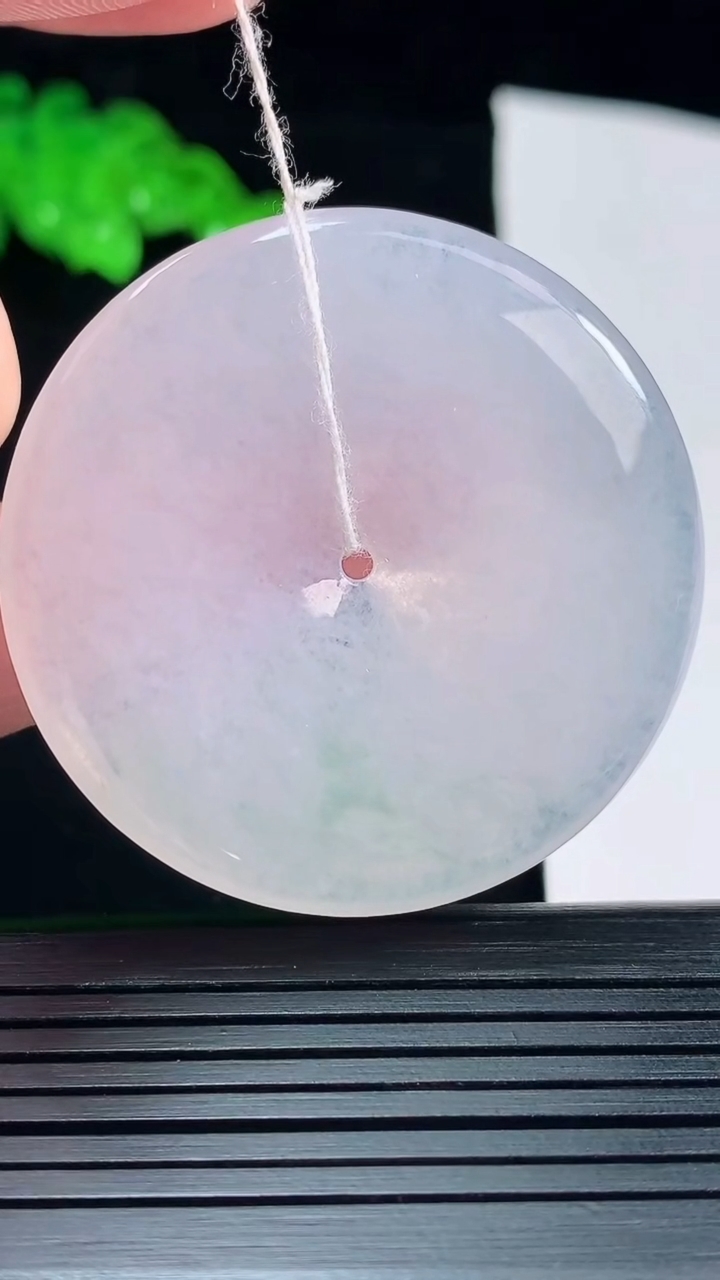 天然A货翡翠平安扣吊坠，尺寸44-5.8重量:24.09g
5月25日