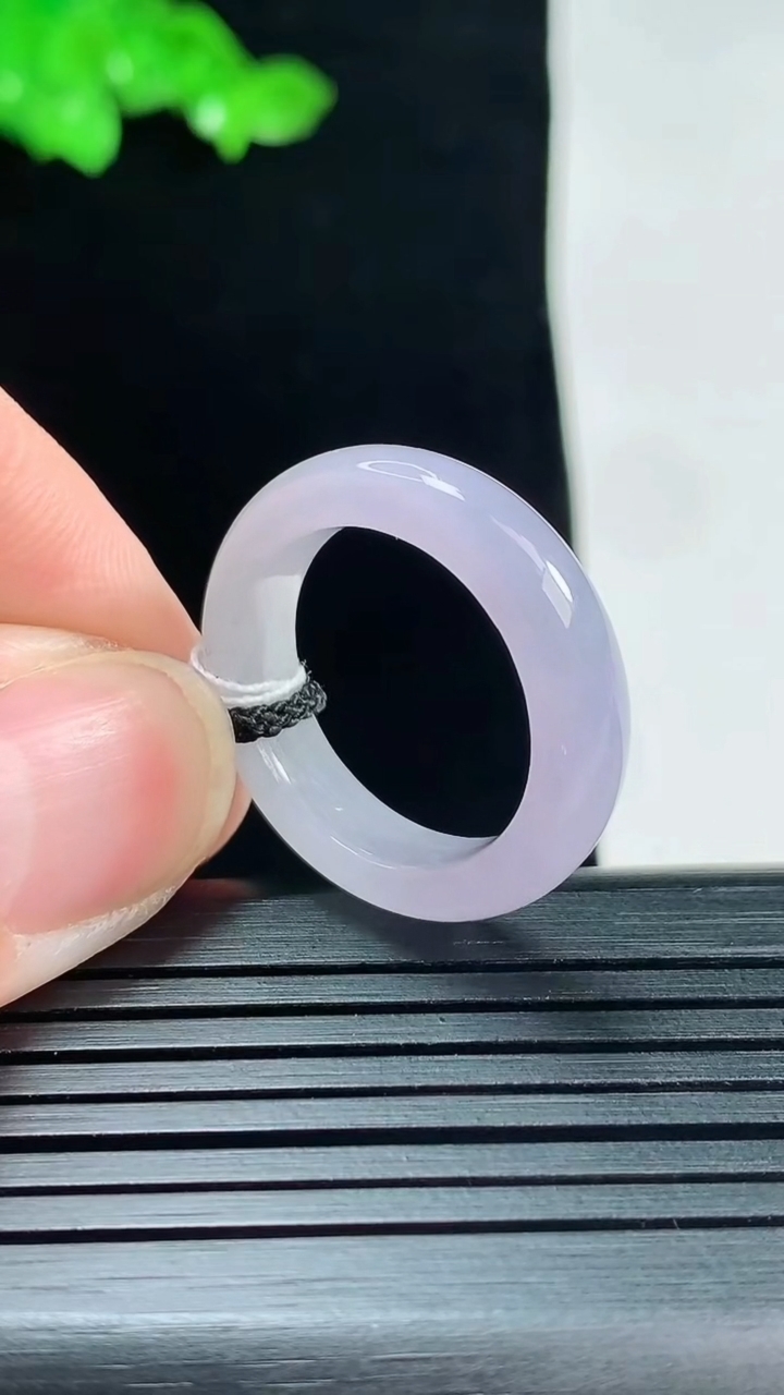 天然A货翡翠紫罗兰玉指环 戒指，尺寸18.3-5.2-3.8重量:4.10g2026年5月25日
工厂直销收藏佳品,种好水足，色泽均匀，有种有色，上手高大气！