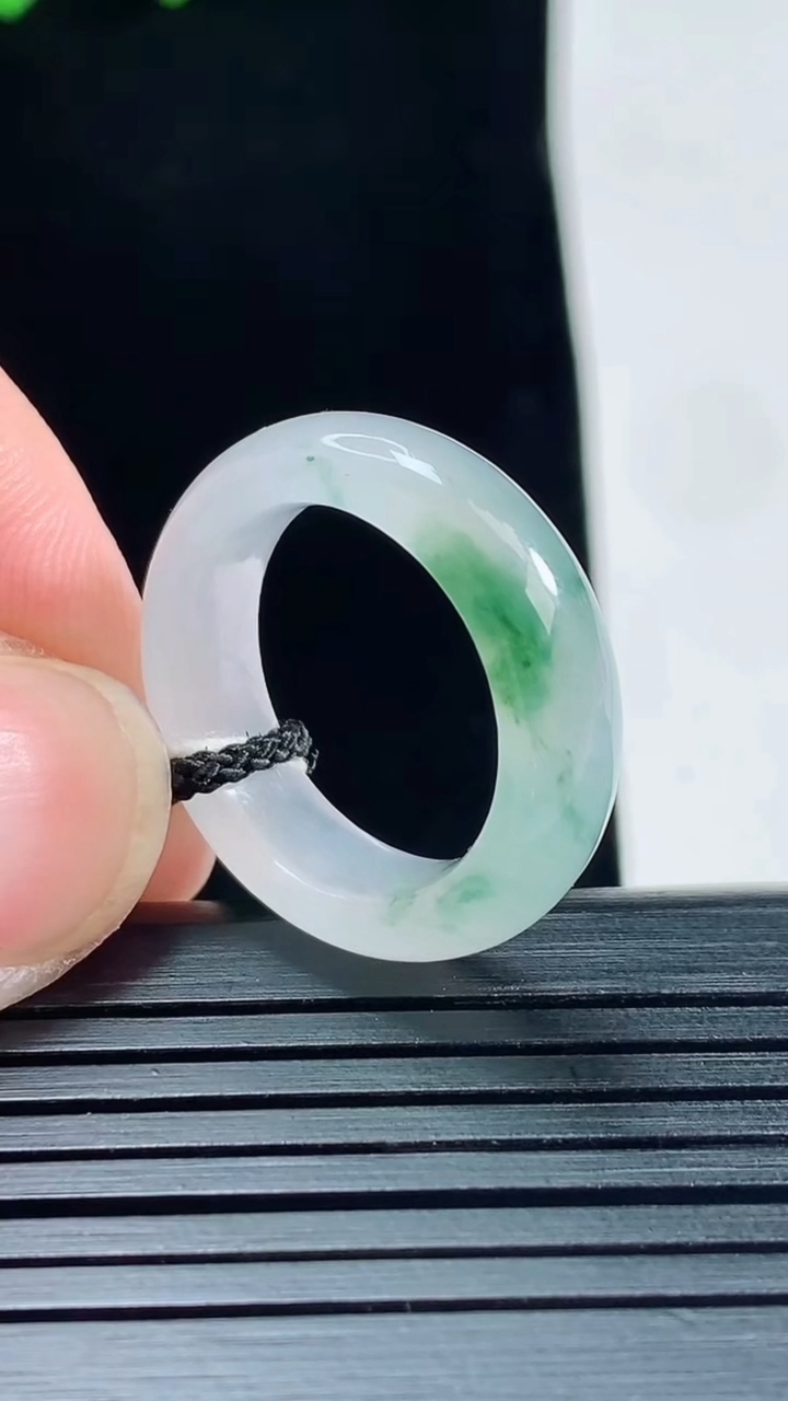 天然A货翡翠冰种飘花玉指环 戒指，尺寸16.6-6-3.6重量:4.12g2026年5月25日
工厂