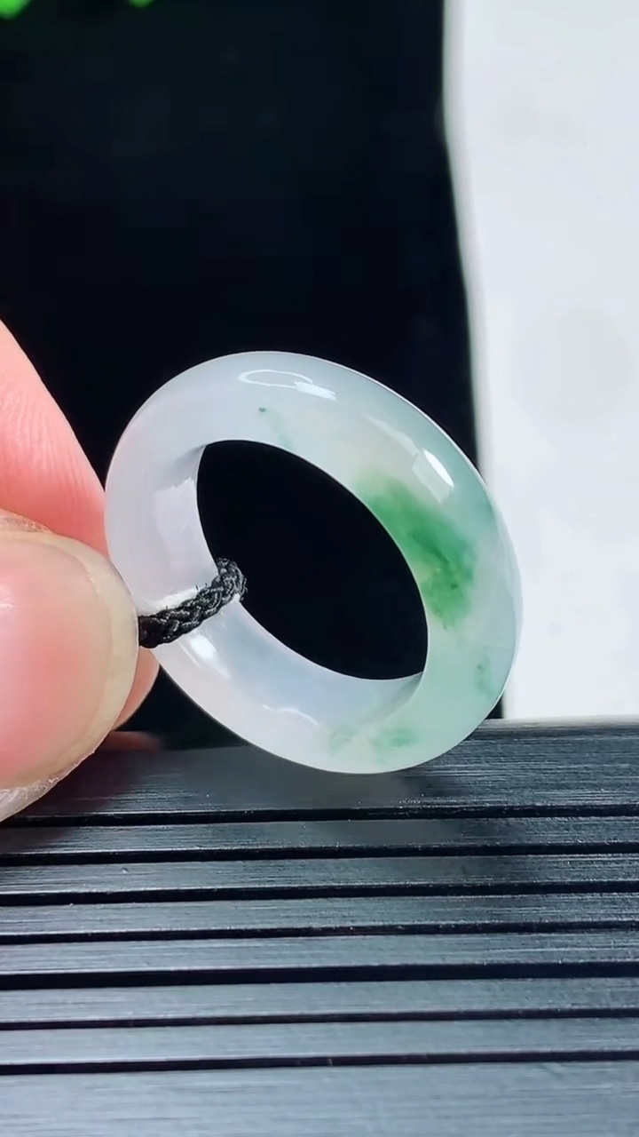 天然A货翡翠冰种飘花玉指环 戒指，尺寸16.6-6-3.6重量:4.12g2026年5月25日
工厂直销收藏佳品,种好水足，色泽均匀，有种有色，上手高大气！