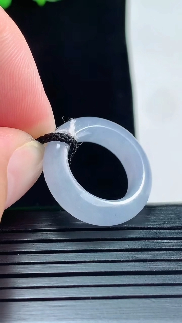 天然A货翡翠紫罗兰玉指环 戒指，尺寸14.6-6-4重量:4.12g2026年5月25日
工厂直销收藏佳品,种好水足，色泽均匀，有种有色，上手高大气！