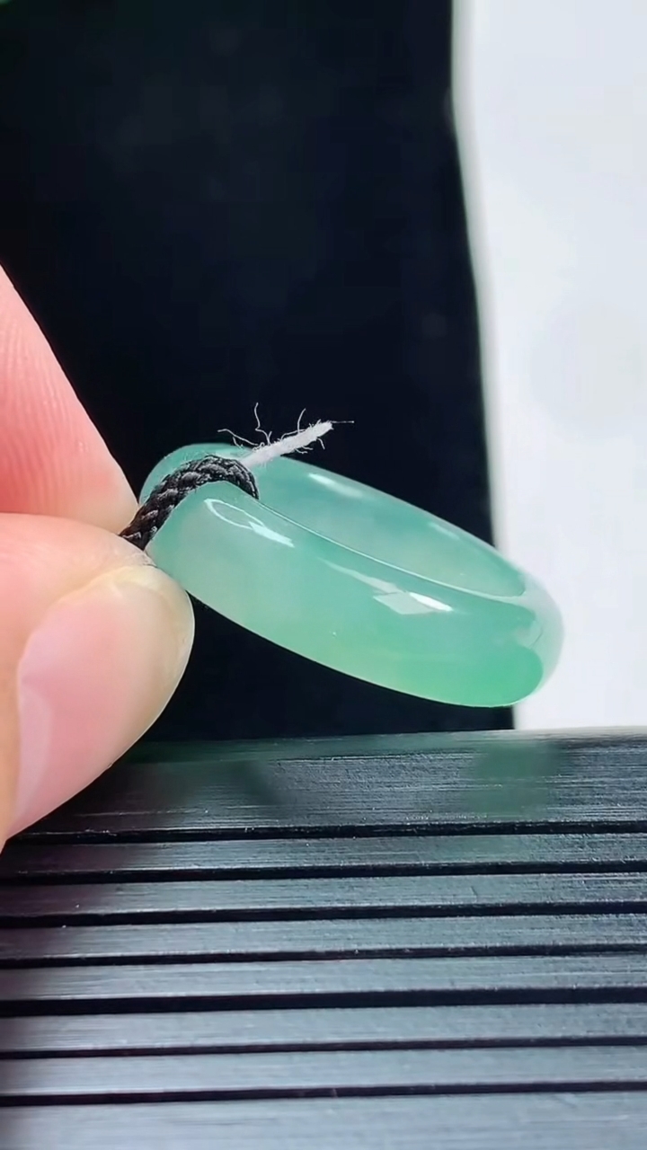天然A货翡翠玉指环 戒指，尺寸17-5.6-3.8重量:4.03g2026年5月25日
工厂直销收藏佳品,种好水足，色泽均匀，有种有色，上手高大气！