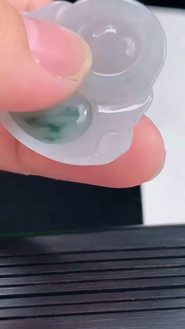 天然A货翡翠飘花佛公吊坠，尺寸34-36-6重量:11.33g
5月25日