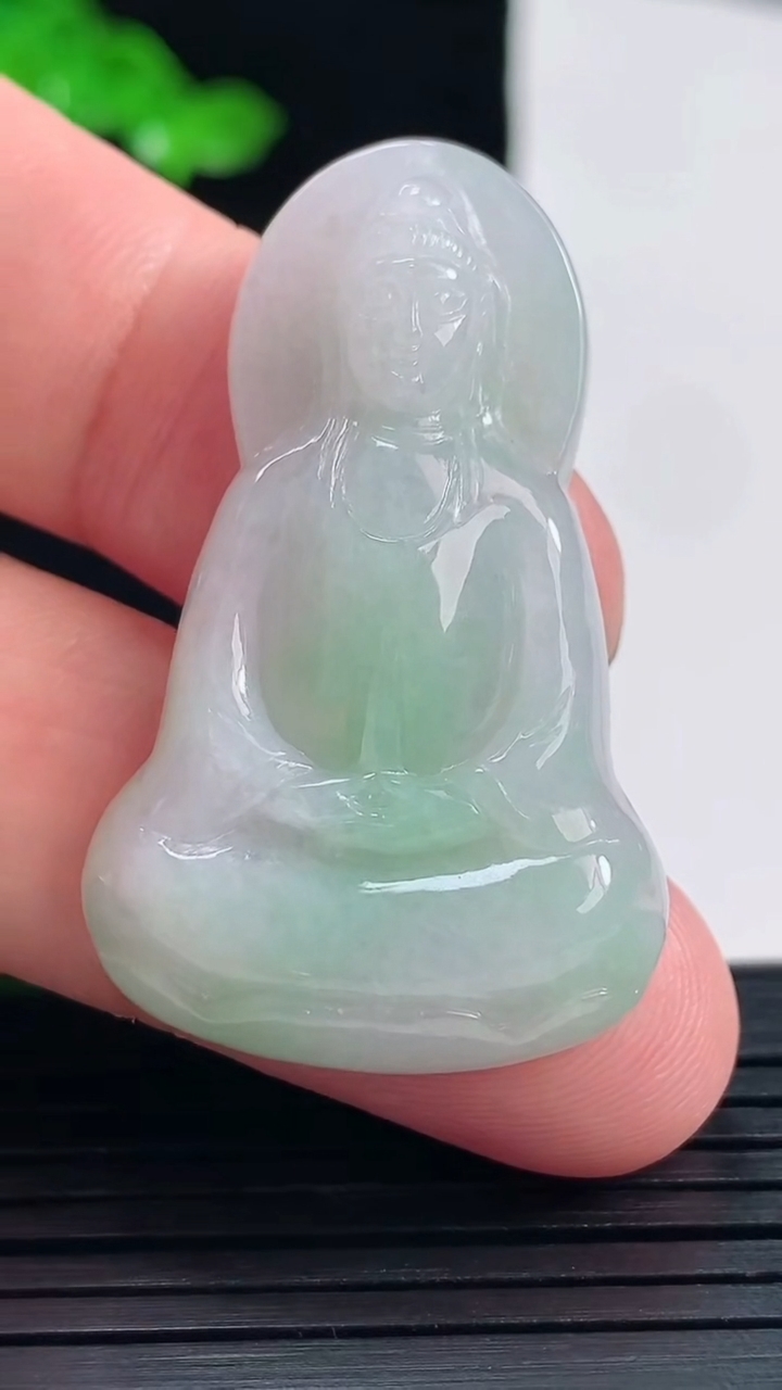 天然A货翡翠素衣观音吊坠，尺寸41-25.5-6重量:10.42g
5月25日