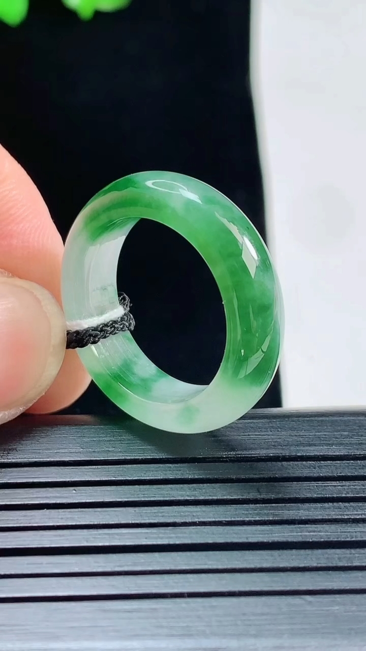 天然A货翡翠玉指环 戒指，尺寸18.5-6.2-4重量:4.80g2026年5月25日
工厂直销收藏
