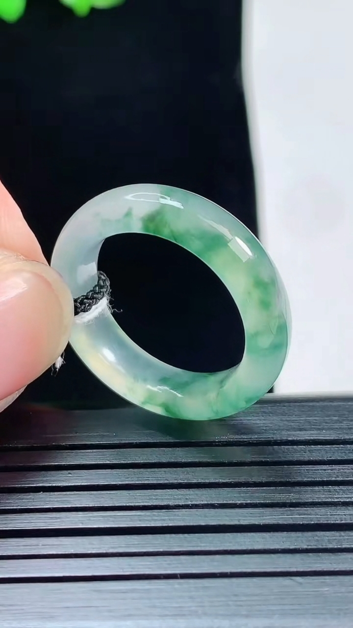 天然A货翡翠种飘花玉指环 戒指，尺寸18.3-5.5-3.6重量:4.16g2026年5月25日
工厂直销收藏佳品,种好水足，色泽均匀，有种有色，上手高大气！