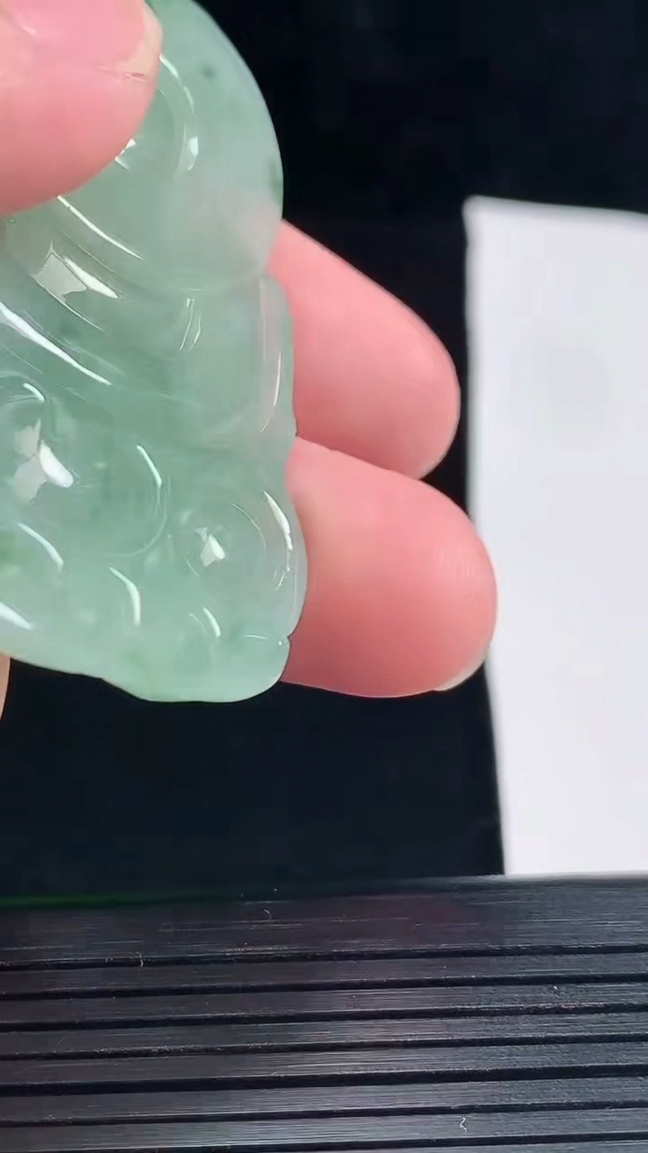 天然A货翡翠飘花正装观音吊坠，尺寸57.5-37-5.8重量:20.71g
5月25日