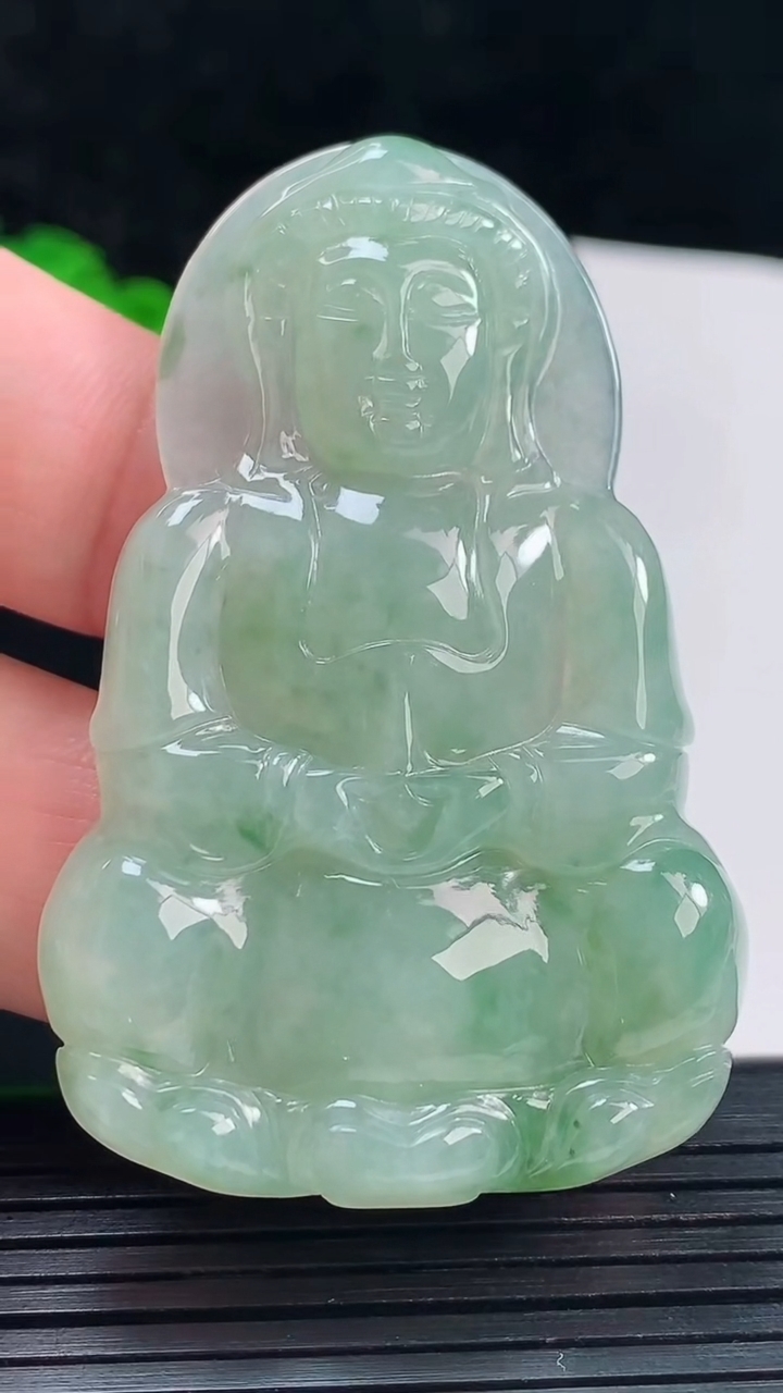 天然A货翡翠飘花正装观音吊坠，尺寸57.5-37-5.8重量:20.71g
5月25日