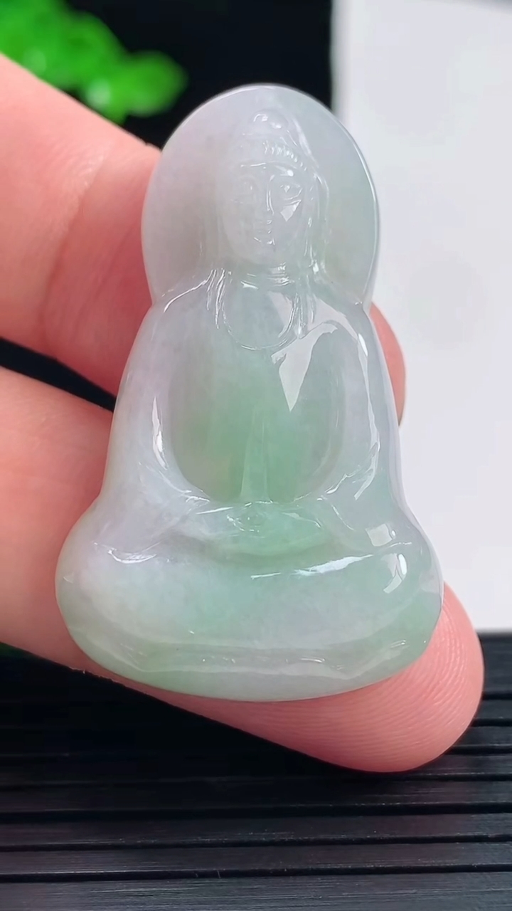 天然A货翡翠素衣观音吊坠，尺寸41-25.5-6重量:10.42g
5月25日
