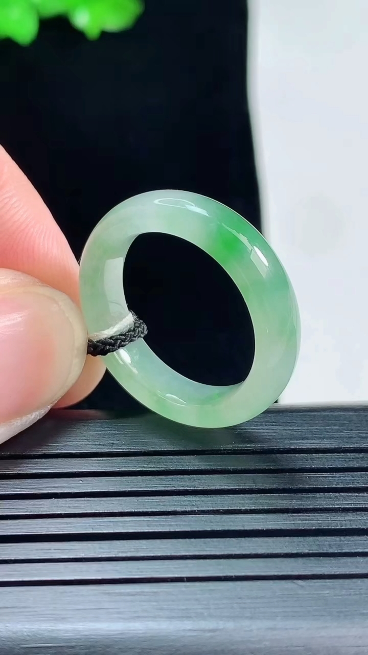天然A货翡翠玉指环 戒指，尺寸19-5.5-3.6重量:3.91g2026年5月25日
工厂直销收藏