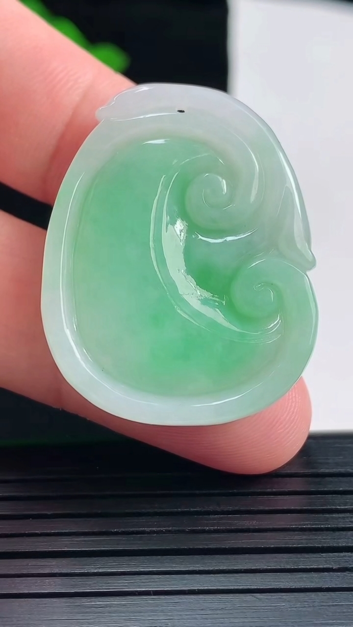 天然A货翡翠如意吊坠，尺寸36-28.5-7重量:14.80g
5月25日