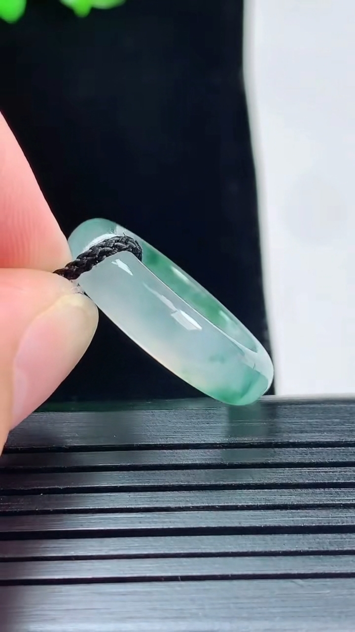 天然A货翡翠种飘花玉指环 戒指，尺寸18.3-5.5-3.6重量:4.16g2026年5月25日
工厂直销收藏佳品,种好水足，色泽均匀，有种有色，上手高大气！