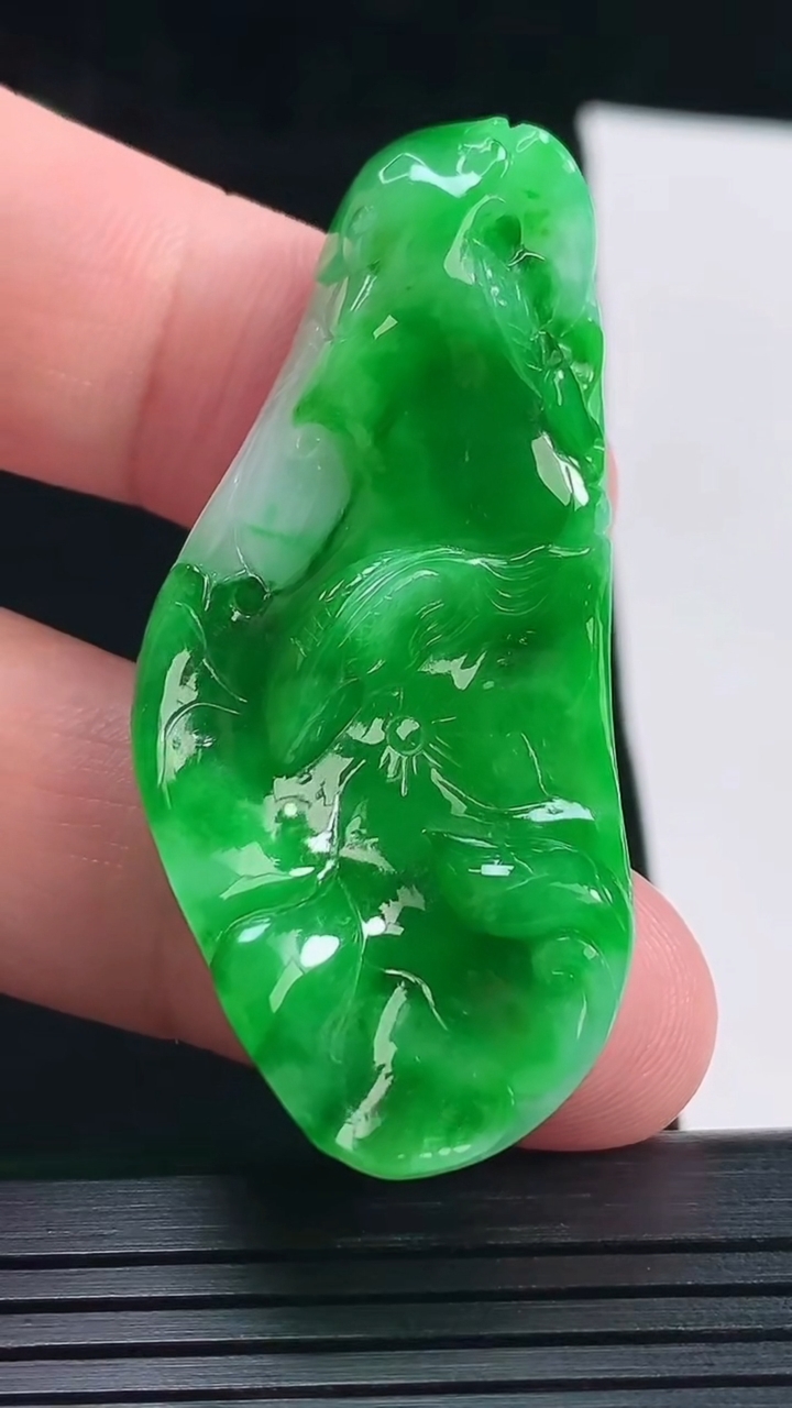 天然A货翡翠年年有余吊坠，尺寸51.5-23-8重量:14.63g
5月25日