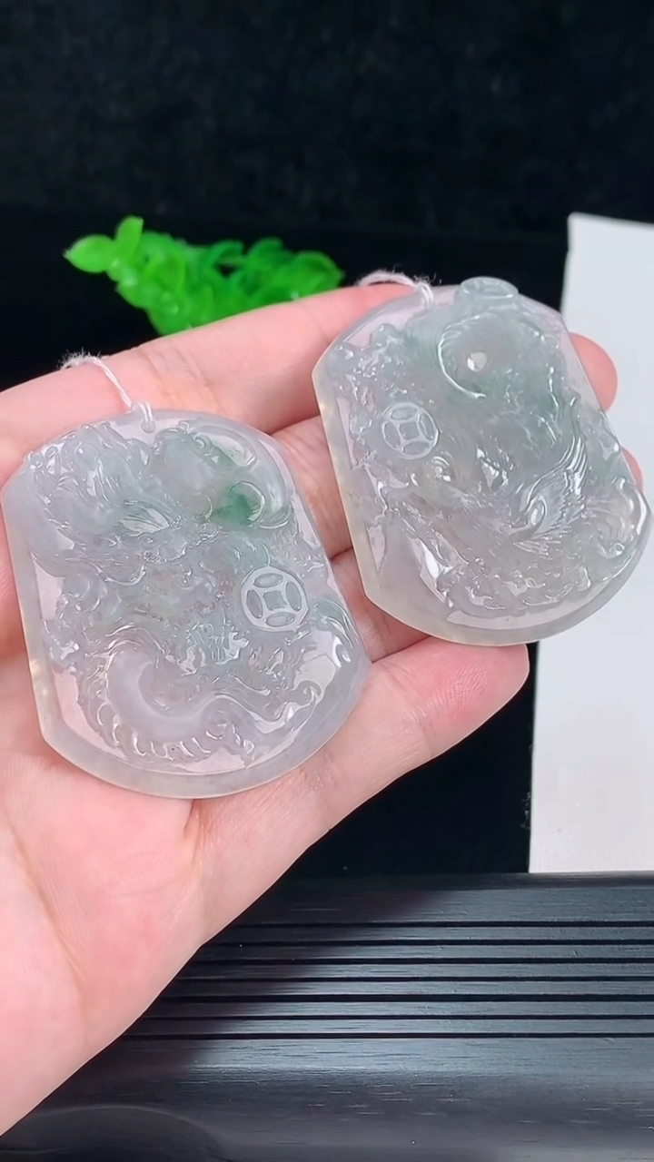 天然A货翡翠龙凤牌吊坠一对，尺寸53-43.8-5.6重量:55.70g
5月25日