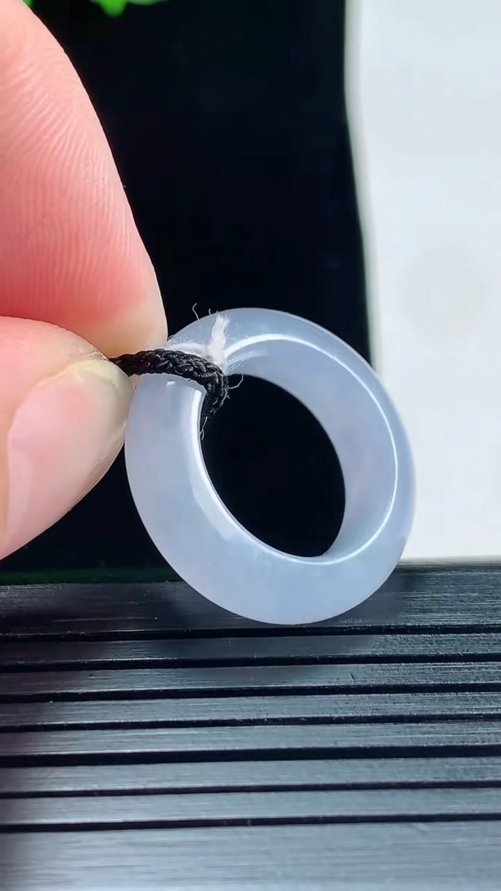 天然A货翡翠紫罗兰玉指环 戒指，尺寸14.6-6-4重量:4.12g2026年5月25日
工厂直销收藏佳品,种好水足，色泽均匀，有种有色，上手高大气！