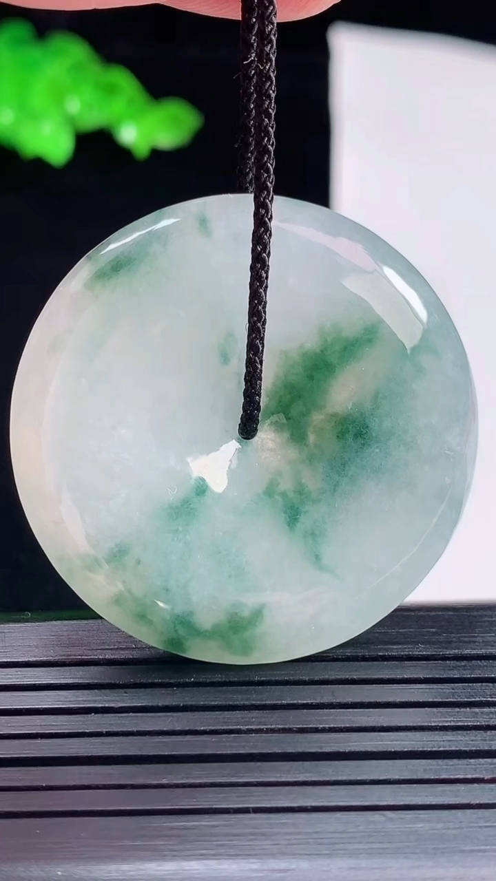 天然A货翡翠飘花平安扣吊坠，尺寸406-6.8重量:22.24g
5月25日
