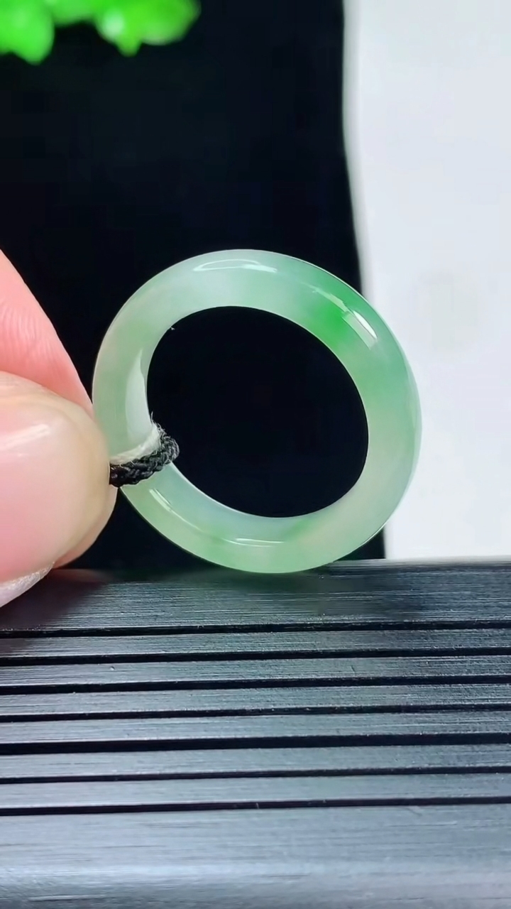天然A货翡翠玉指环 戒指，尺寸19-5.5-3.6重量:3.91g2026年5月25日
工厂直销收藏佳品,种好水足，色泽均匀，有种有色，上手高大气！