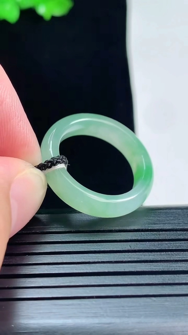天然A货翡翠玉指环 戒指，尺寸19-5.5-3.6重量:3.91g2026年5月25日
工厂直销收藏佳品,种好水足，色泽均匀，有种有色，上手高大气！