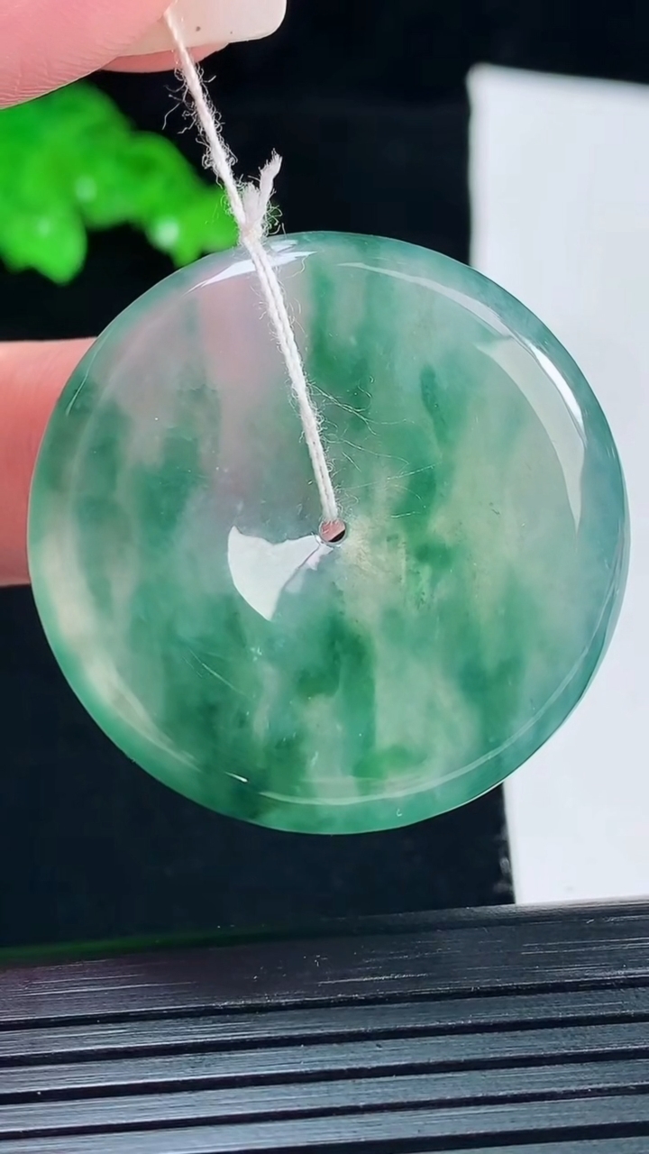 天然A货翡翠种飘花平安扣吊坠，尺寸35.8-5.2重量:15.28g
5月26日