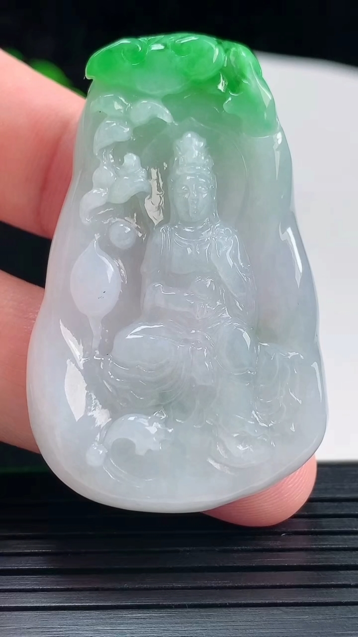 天然A货翡翠观音菩萨吊坠，尺寸53-32.6-5.5重量:22.22g
5月25日