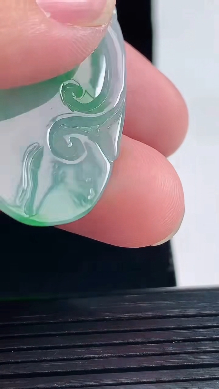 天然A货翡翠如意吊坠，尺寸42.5-19-4.2重量:7.54g
5月25日