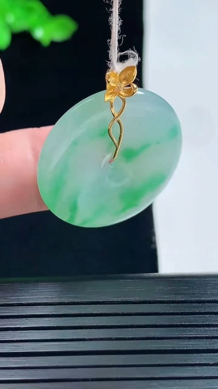 天然A货翡翠平安扣吊坠，尺寸32-27-3.8重量:6.66g
5月25日
