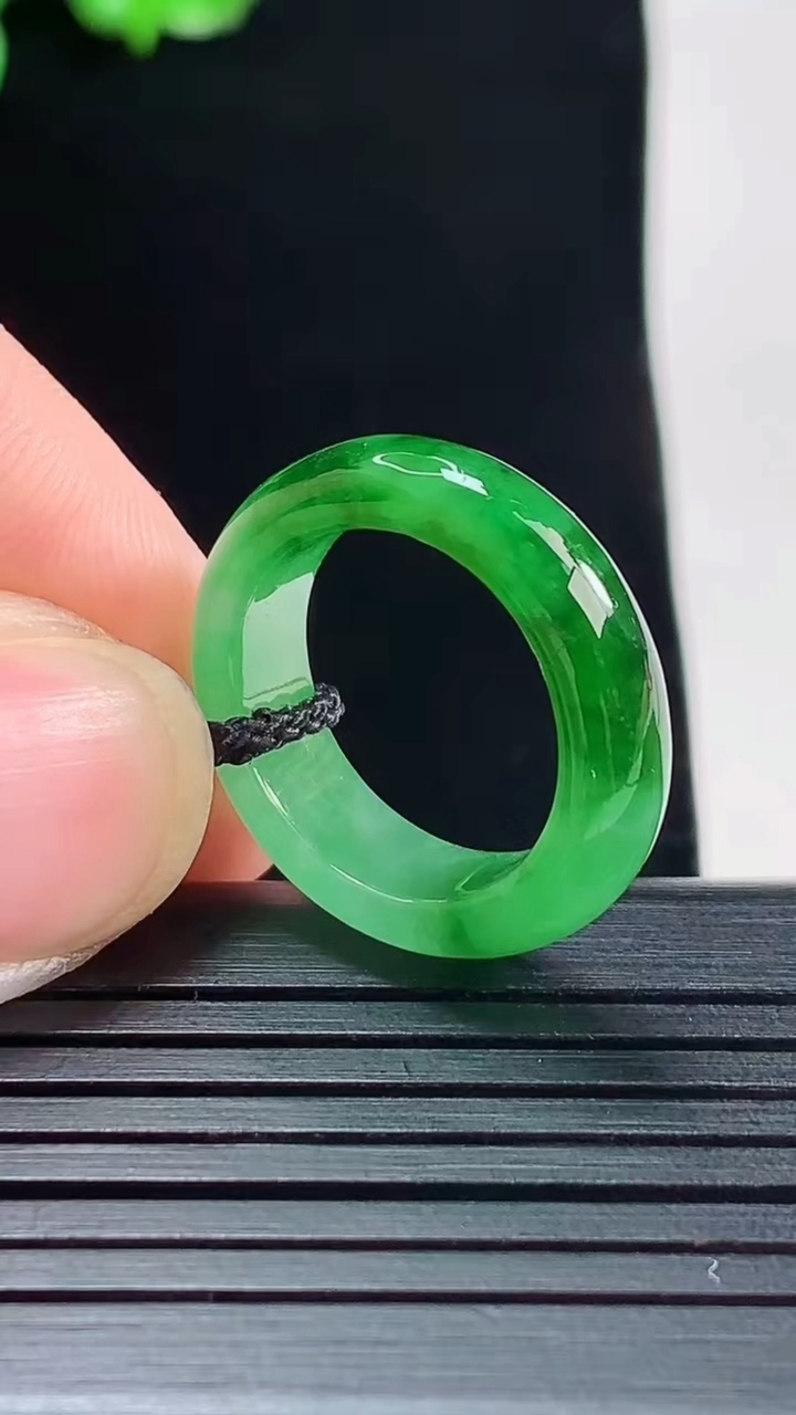 天然A货翡翠玉指环 戒指，尺寸16-4.6-3.5重量:3.04g2026年5月25日
工厂直销收藏