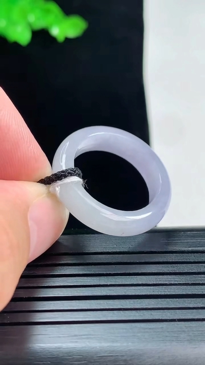 天然A货翡翠紫罗兰玉指环 戒指，尺寸18.3-5.2-3.8重量:4.10g2026年5月25日
工厂直销收藏佳品,种好水足，色泽均匀，有种有色，上手高大气！