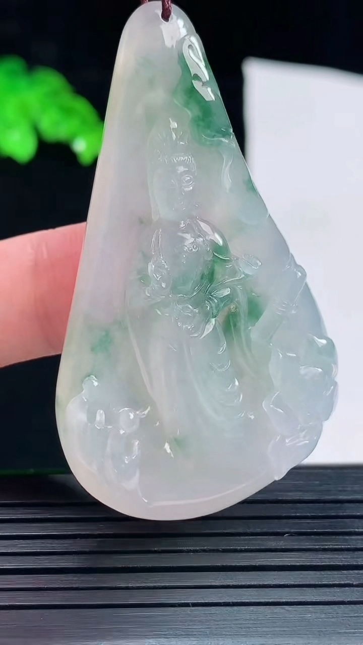 天然A货翡翠飘花观音菩萨吊坠，尺寸57.5-33-7重量:25.71g
5月25日