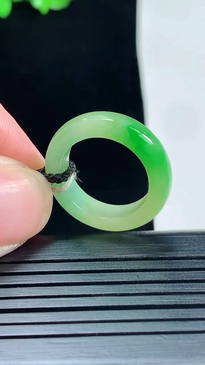 天然A货翡翠玉指环 戒指，尺寸16.5-5.2-3.5重量:3.51g2026年5月25日
工厂直销收藏佳品,种好水足，色泽均匀，有种有色，上手高大气！