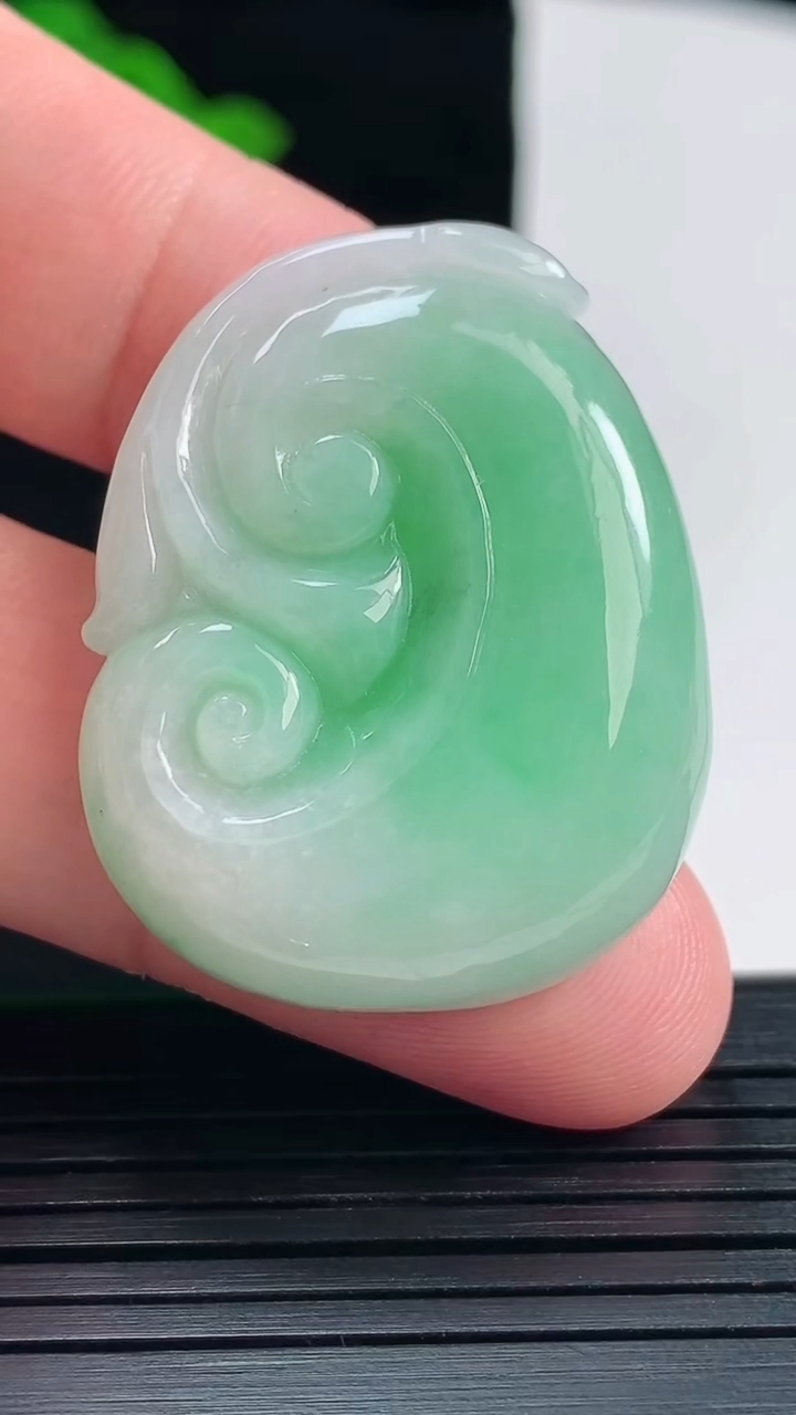 天然A货翡翠如意吊坠，尺寸36-28.5-7重量:14.80g
5月25日