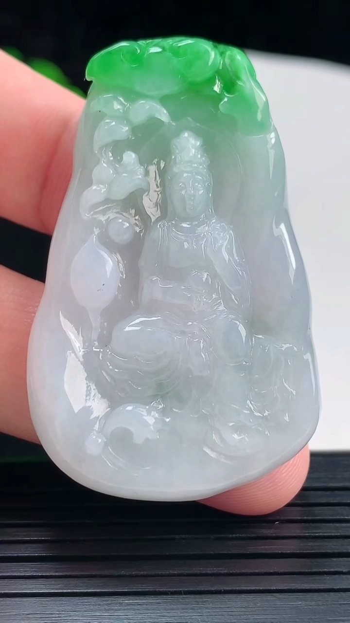 天然A货翡翠观音菩萨吊坠，尺寸53-32.6-5.5重量:22.22g
5月25日
