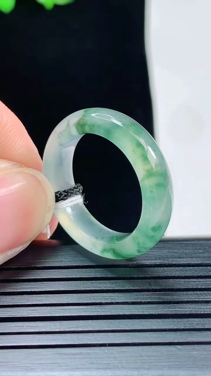 天然A货翡翠种飘花玉指环 戒指，尺寸18.3-5.5-3.6重量:4.16g2026年5月25日
工