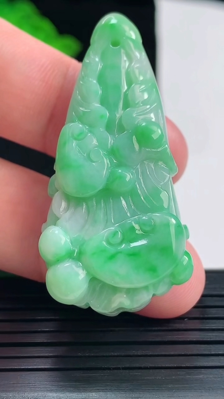 天然A货翡翠白菜吊坠，尺寸49.2-23.5-12.5重量:21.35g
5月25日