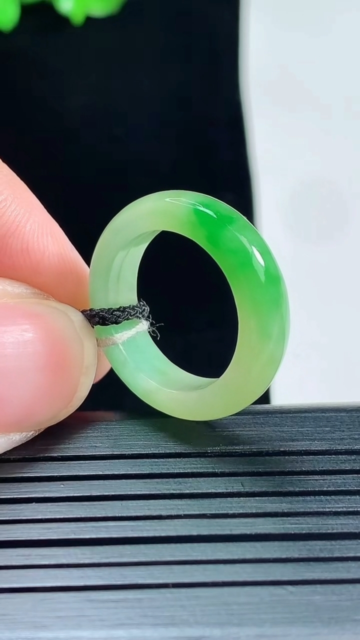 天然A货翡翠玉指环 戒指，尺寸16.5-5.2-3.5重量:3.51g2026年5月25日
工厂直销收藏佳品,种好水足，色泽均匀，有种有色，上手高大气！