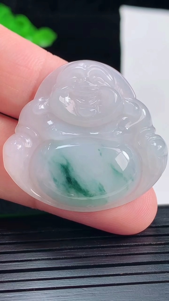 天然A货翡翠飘花佛公吊坠，尺寸34-36-6重量:11.33g
5月25日