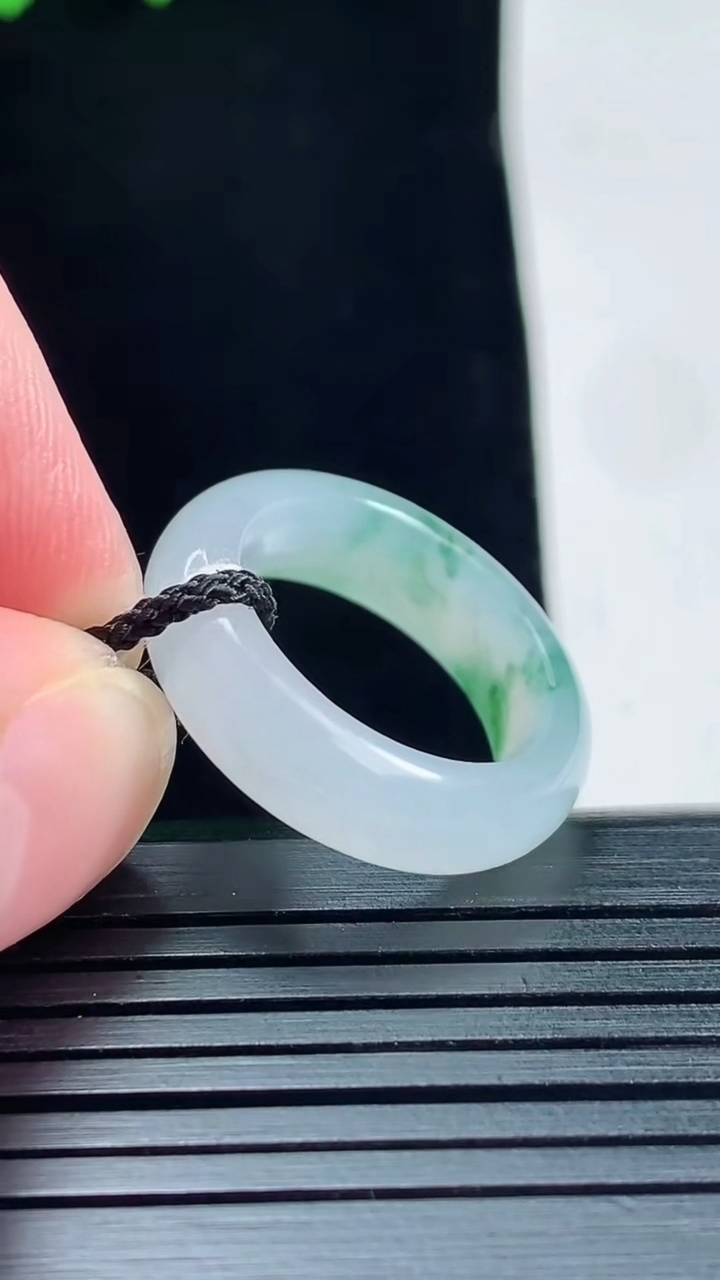 天然A货翡翠冰种飘花玉指环 戒指，尺寸16.6-6-3.6重量:4.12g2026年5月25日
工厂直销收藏佳品,种好水足，色泽均匀，有种有色，上手高大气！