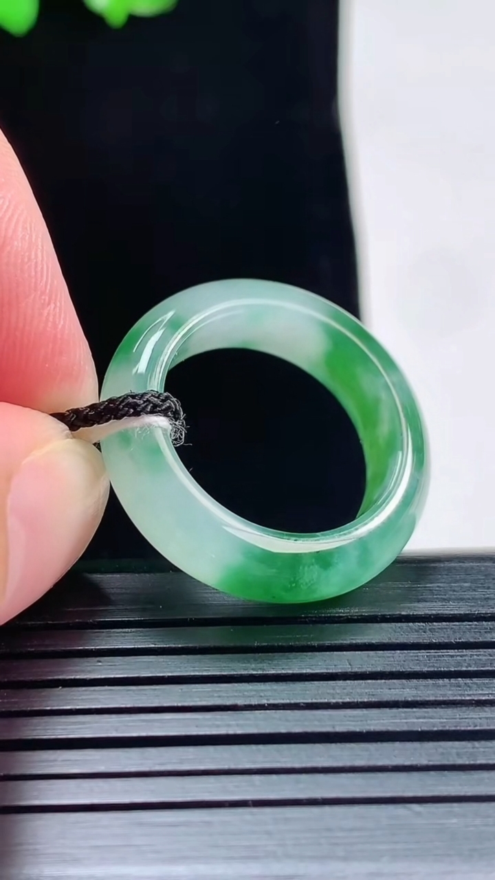 天然A货翡翠玉指环 戒指，尺寸18.5-6.2-4重量:4.80g2026年5月25日
工厂直销收藏佳品,种好水足，色泽均匀，有种有色，上手高大气！