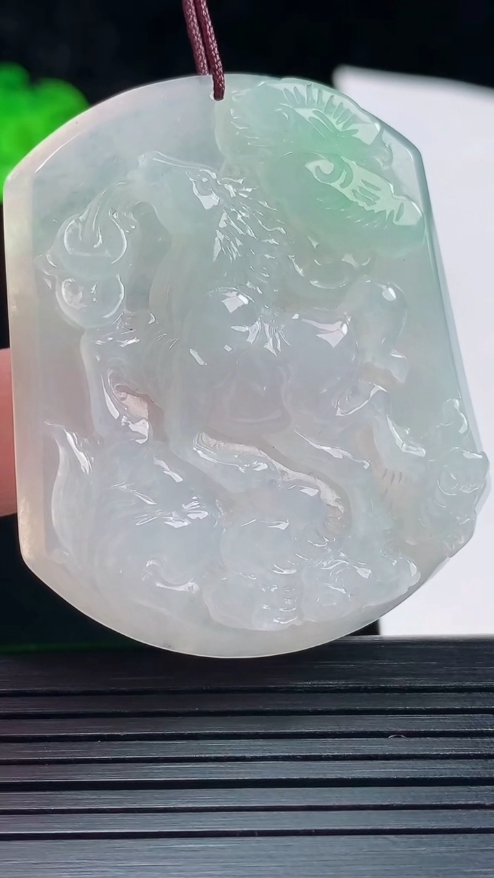 天然A货翡翠生肖马吊坠，尺寸50.6-42-5.5重量:26.26g
5月25日