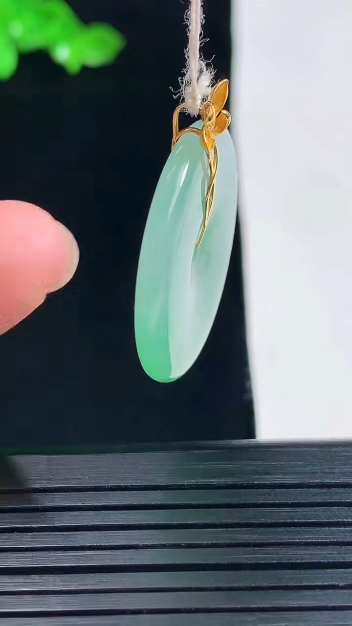 天然A货翡翠平安扣吊坠，尺寸32-27-3.8重量:6.66g
5月25日