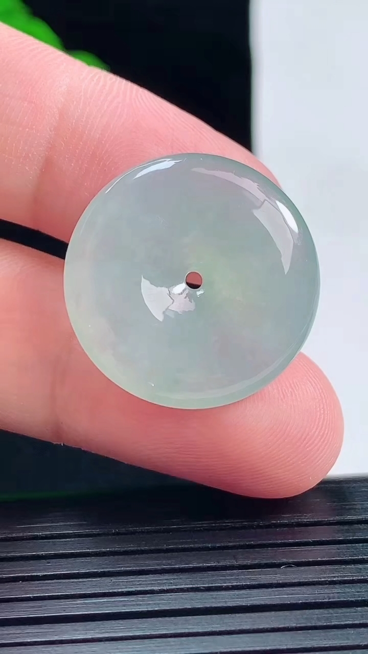 天然A货翡翠平安扣吊坠，尺寸24-5.5重量:6.41g
5月25日