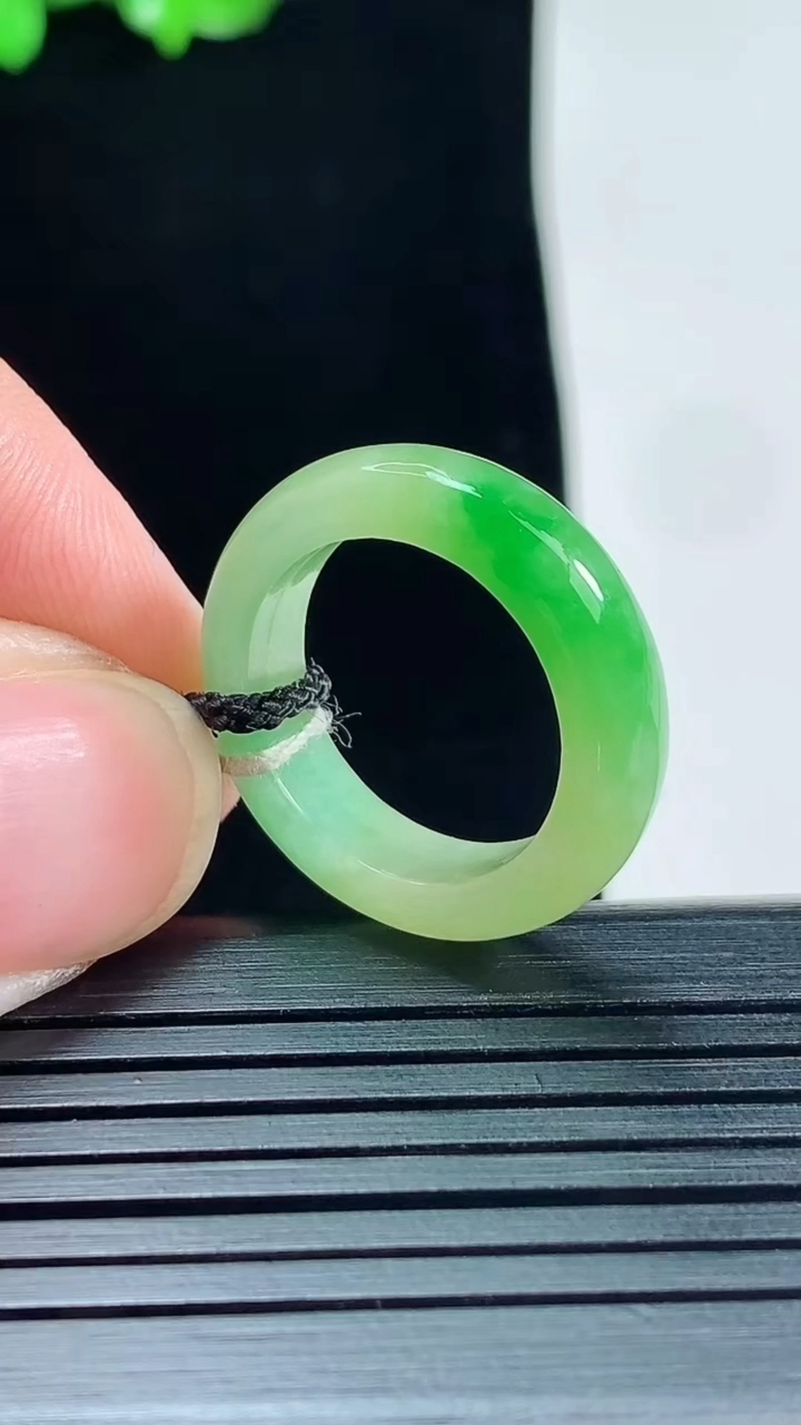 天然A货翡翠玉指环 戒指，尺寸16.5-5.2-3.5重量:3.51g2026年5月25日
工厂直销
